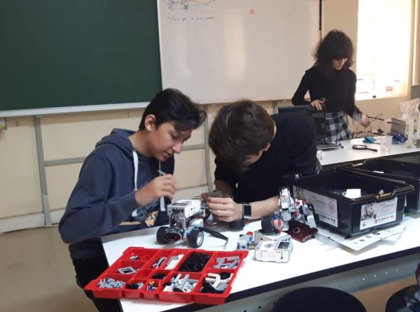 Okulumuz Robotik Kulübünün Çalışmaları Devam Ediyor